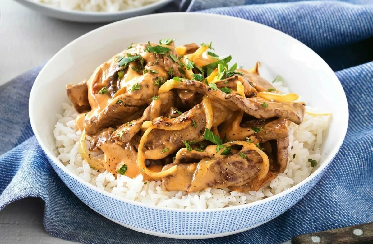 Бестрогон рецепт из свинины в сметанном. Бефстроганов. Boeuf Stroganoff. Бефстроганов с говядиной. Биф Строганофф из говядины.