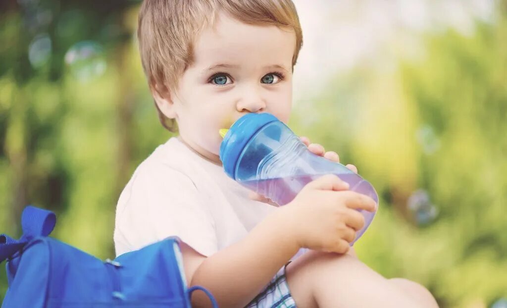 Ребенок год не пьет воду. Ребенок пьет. Бутылка для воды для малышей. Дети воды. Мальчик пьет воду.