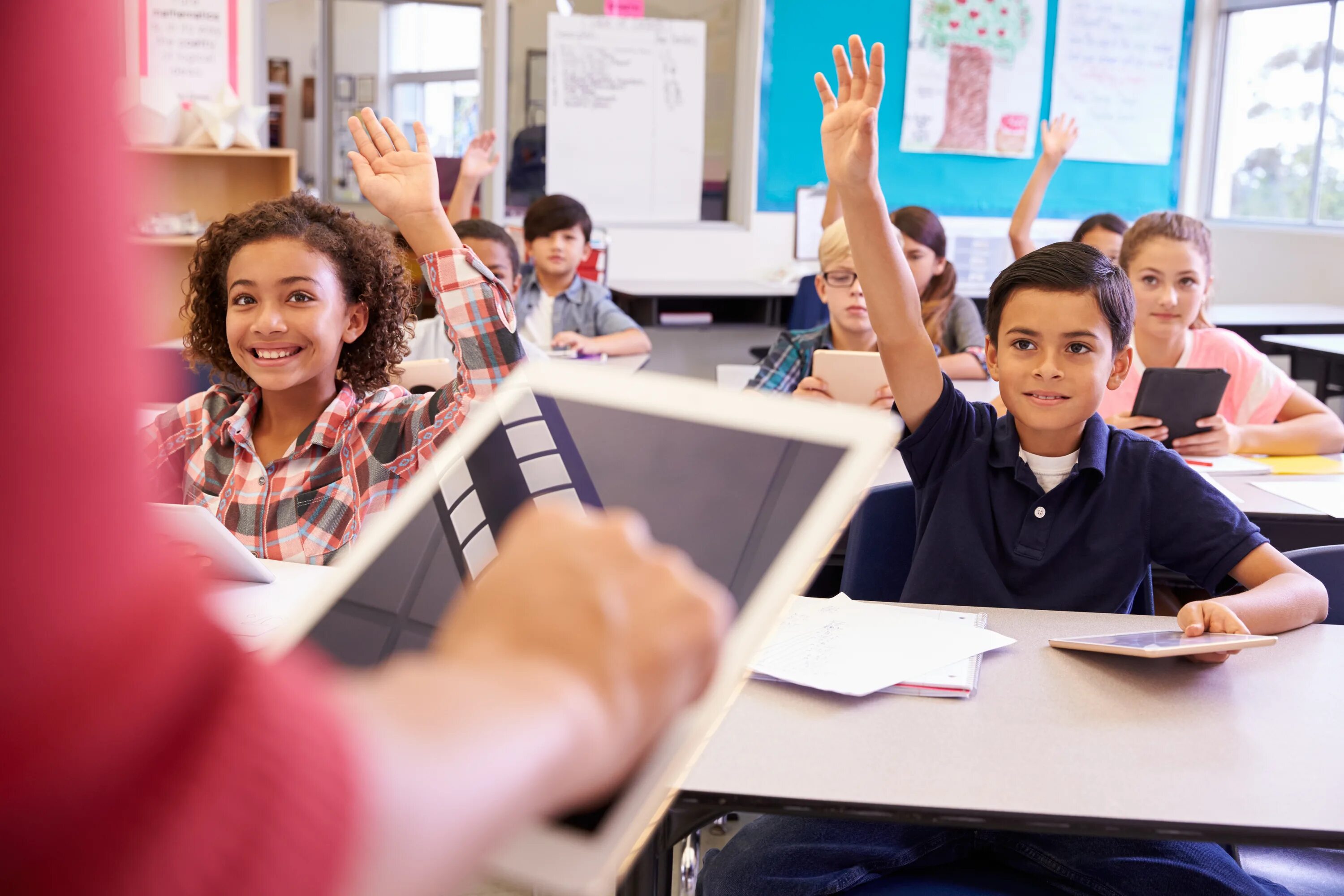 School teach. Компьютеры в школах США. Учитель в американской школе. Учитель с планшетом. Американские школьники с преподавателем.