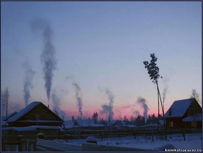 Деревенский домик дым из трубы. Дым из трубы зимой. Деревенский домик дым из трубы. Зима деревня дым из трубы. Столб дыма.