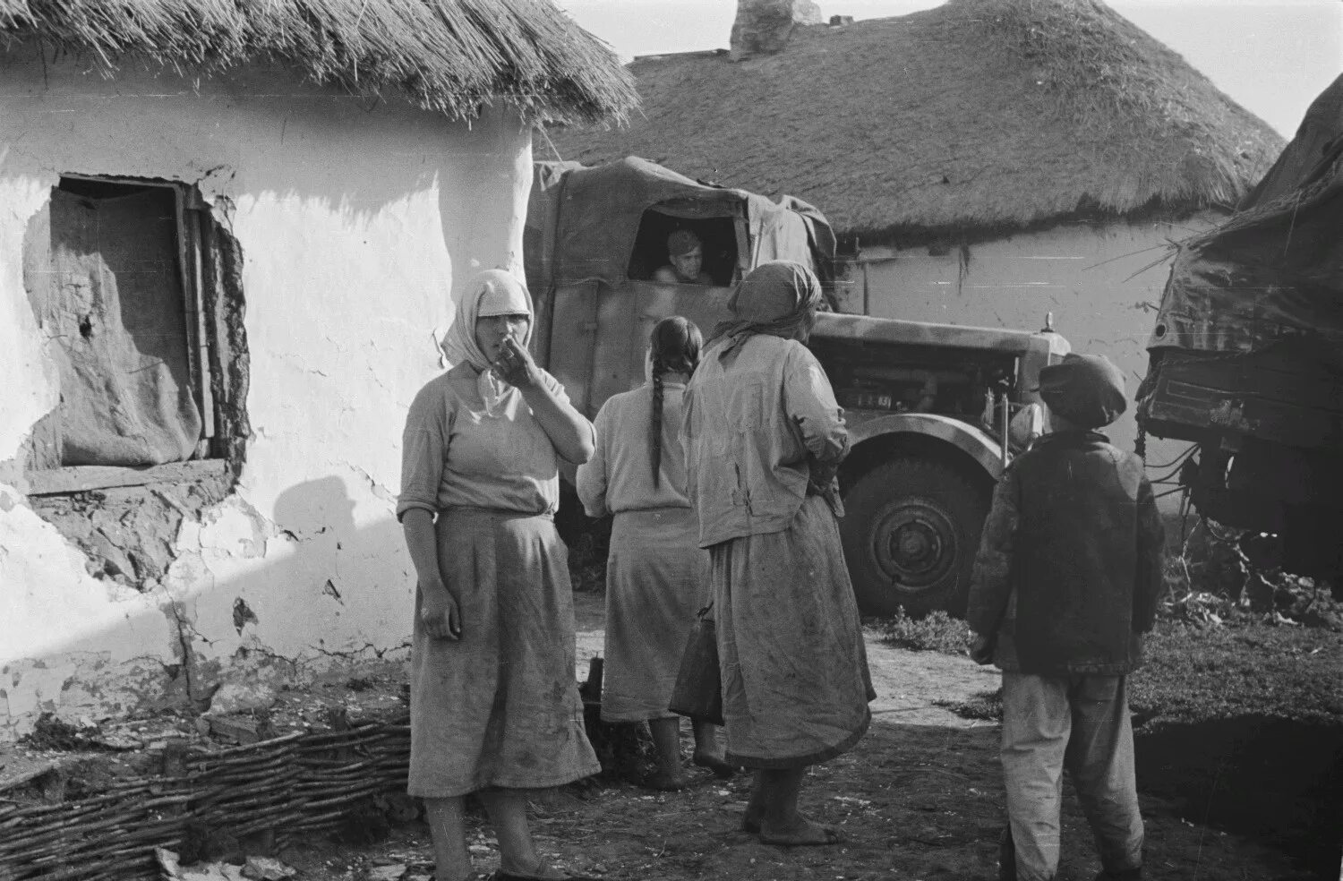 Жизнь во время войны и после. 1942. Белгородская деревня на снимках Франца Грассера. Кубань в годы оккупации 1942 1943. Немцы в деревне оккупация ВОВ. Оккупированная деревня 1941.