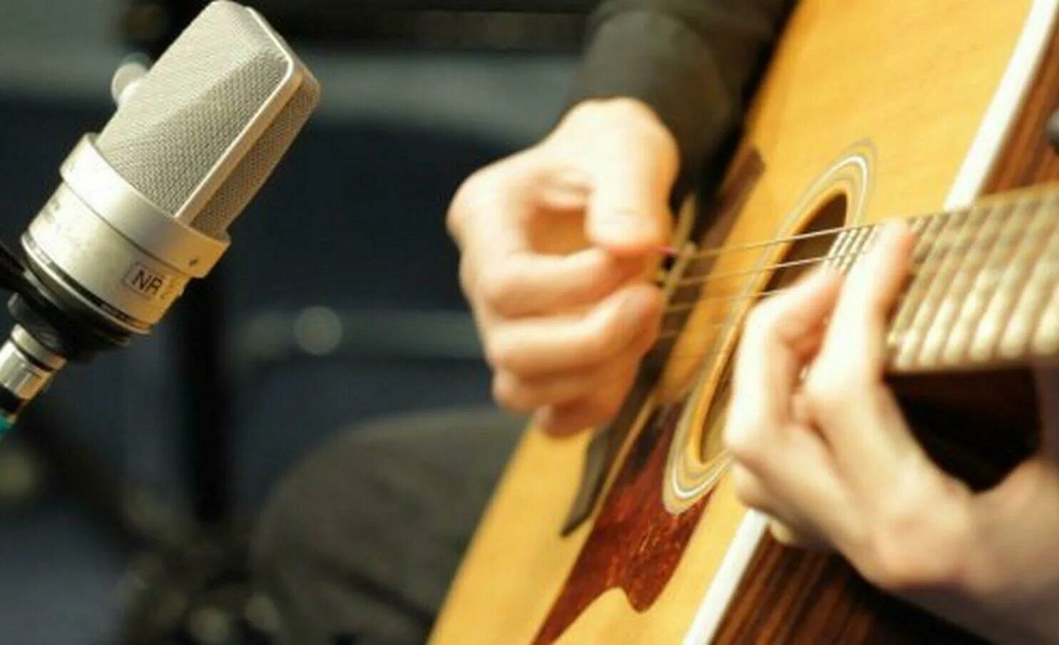Гитарист в студии. Гитара в студии звукозаписи. Студия акустических гитар. Микрофон для акустической гитары.