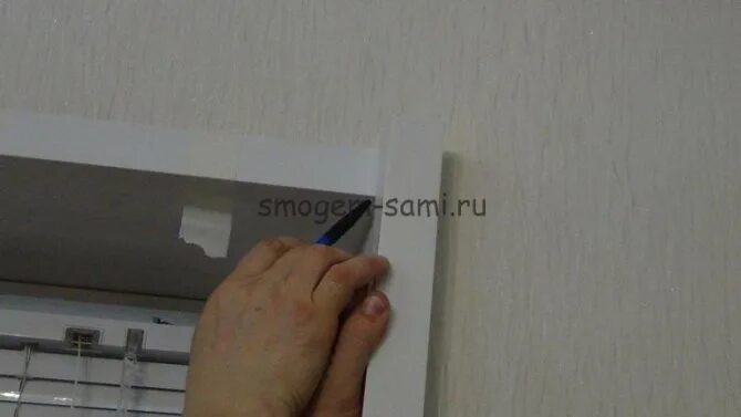 Как приклеить уголок на откос окна. Приклеить уголки на откосы окон. на что приклеить уголки на откосы. наклейка уголка на откосы окон. приклеить уголок на окно.