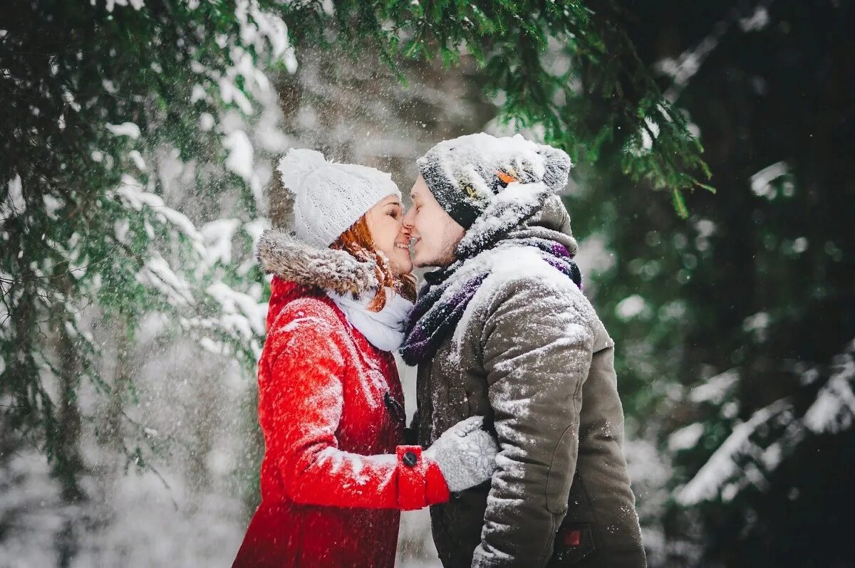 Влюбленные зима. Зима любовь. Пара зимой. Поцелуй зимой. С ней зима теплее лета песня