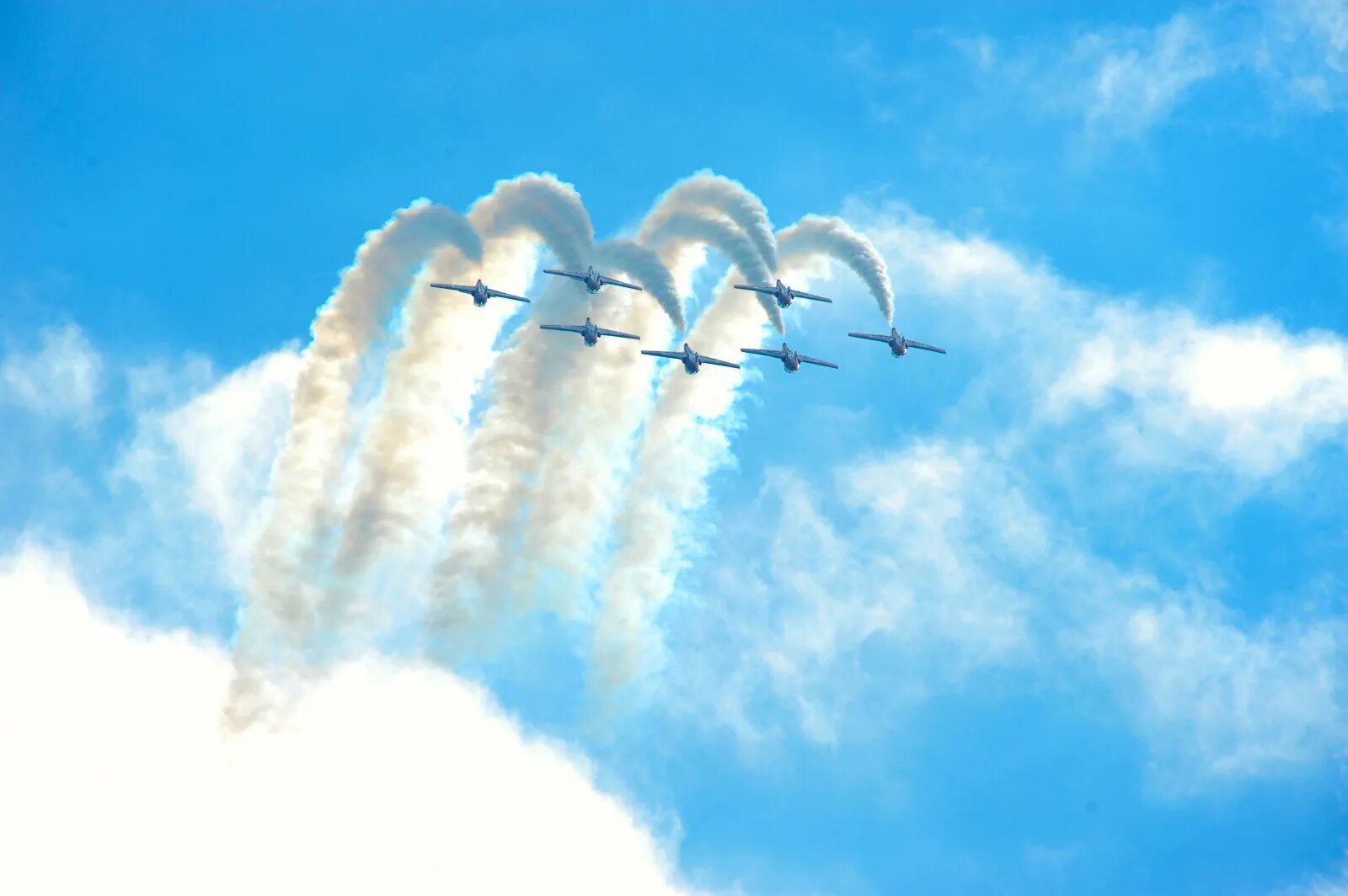 Несколько самолетов в небе. Военные самолеты в небе. Самолет в небе. Небо с облаками. Самолет на фоне неба.