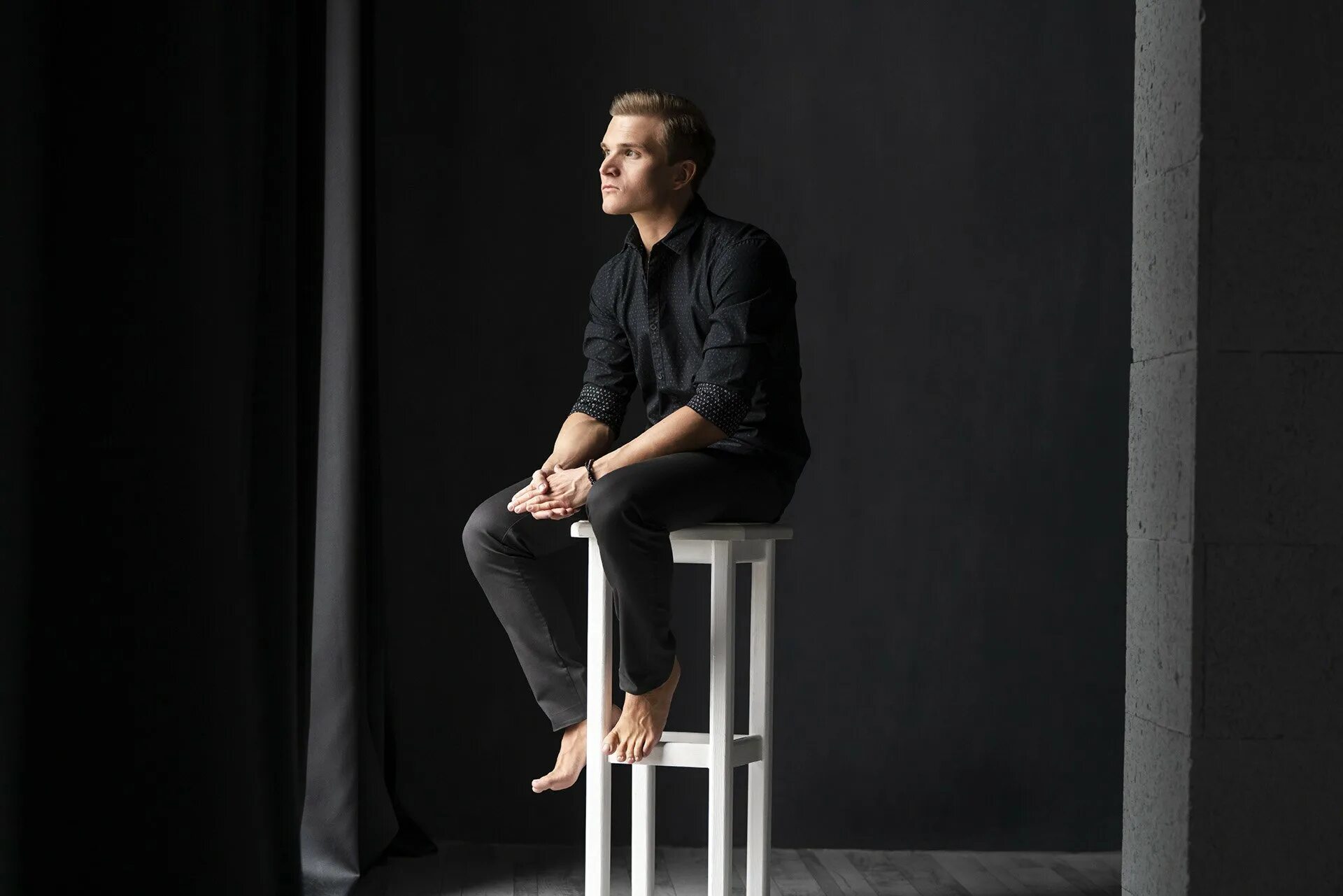 Клип парень сидит на стуле. Ewan mcgregor photoshoot. Клип парень сидит на стуле. Мужчина в костюме сидит. Мужская фотосессия.