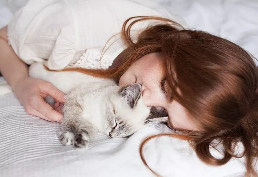 Спокойно в постели. Девушка с котенком.