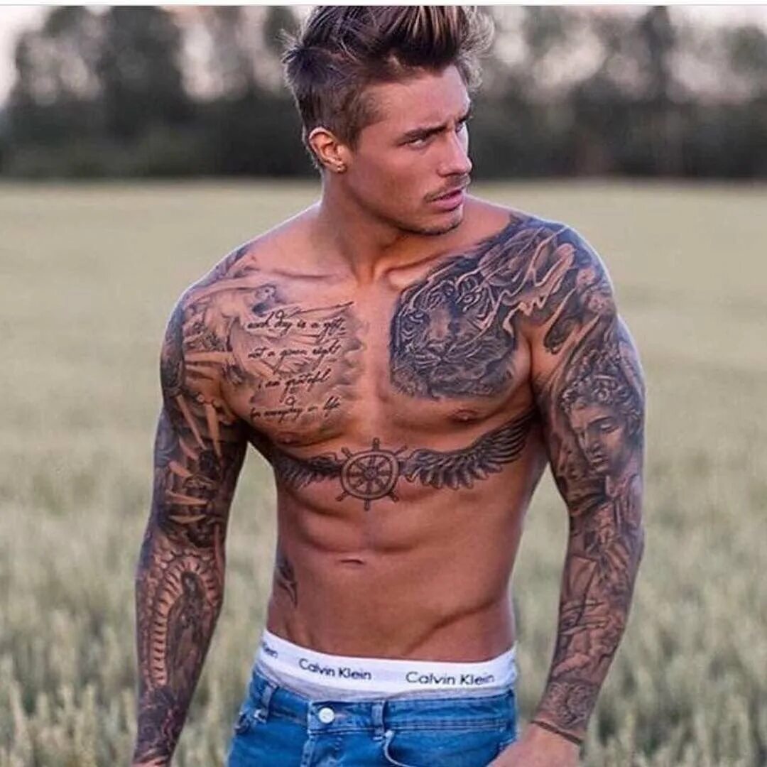 Накаченный с татуировками. Тату для мужчин. Красивые Татуировки для мужчин. Татуировокидля мужчин. Самые красивые тату для мужчин.