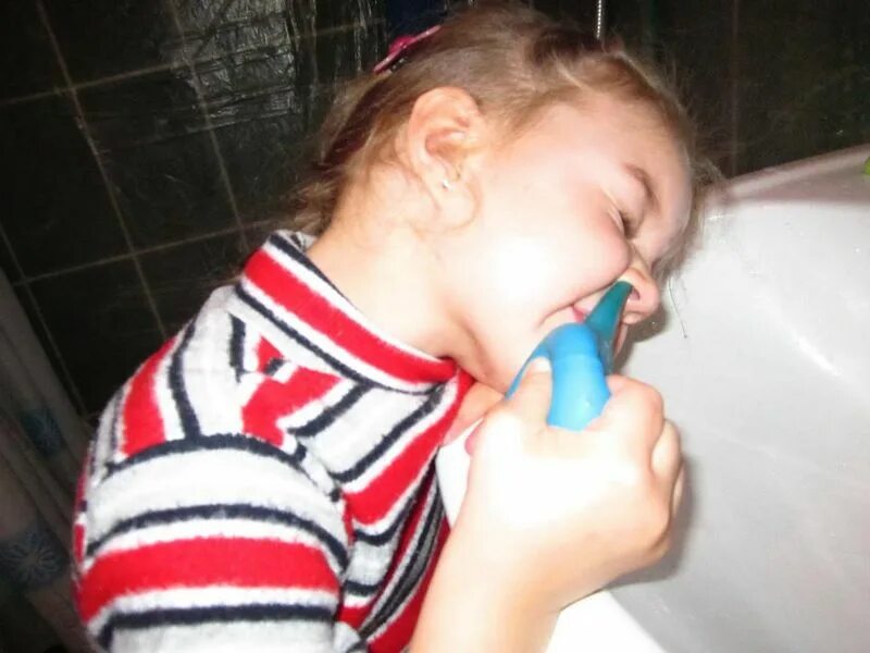 Может ли от соплей. Промывание носа ромашкой. Промывание с ромашкой ребенку. Ромашка в нос грудничку. Промывание носа ромашкой при насморке.