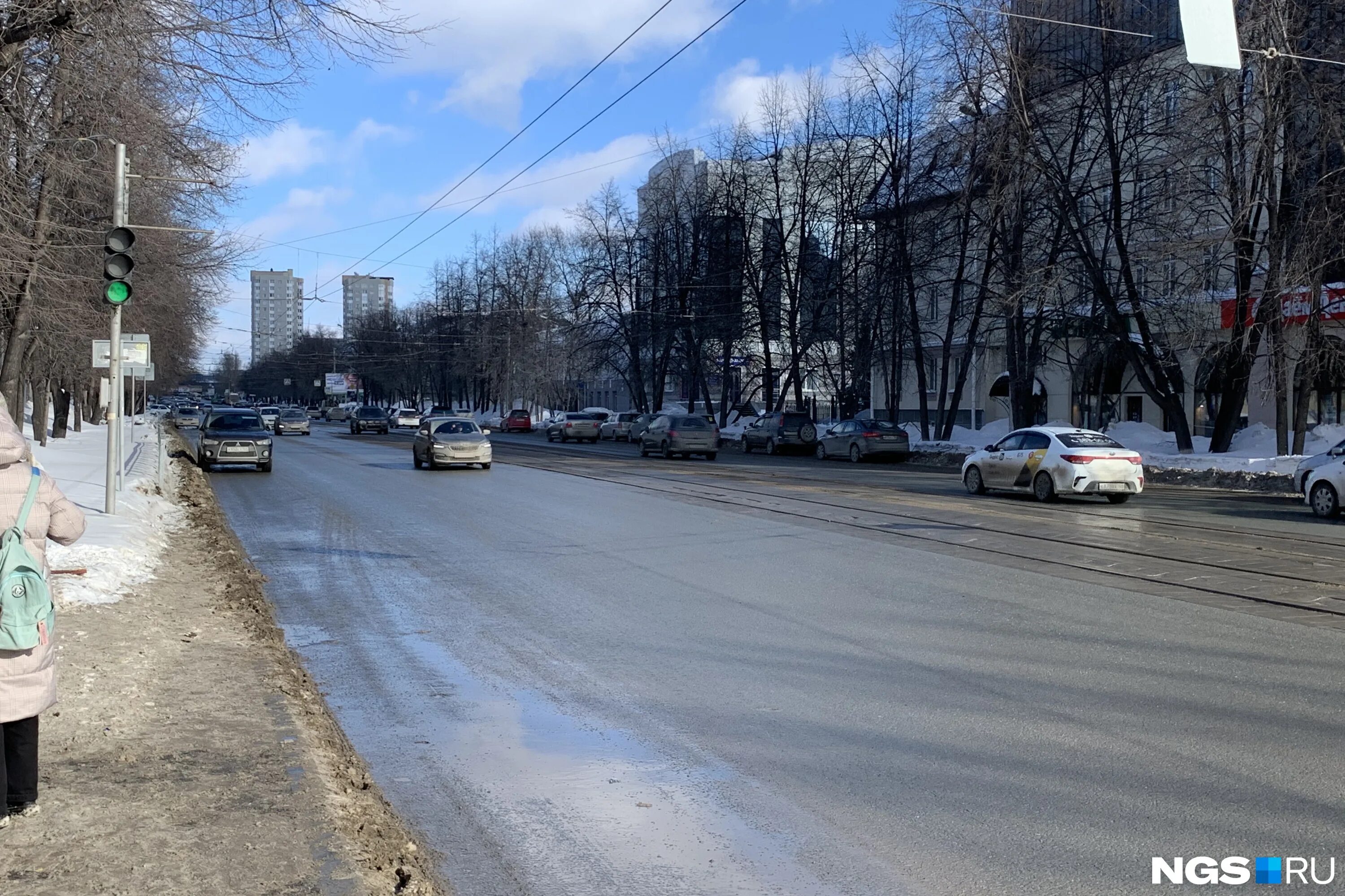 переходит дорогу в неположенном месте. переход в неположенном месте 2023. пешеходный переход в городе. закон о штрафах за переход железнодорожных путей. пешеход пешеходный переход.