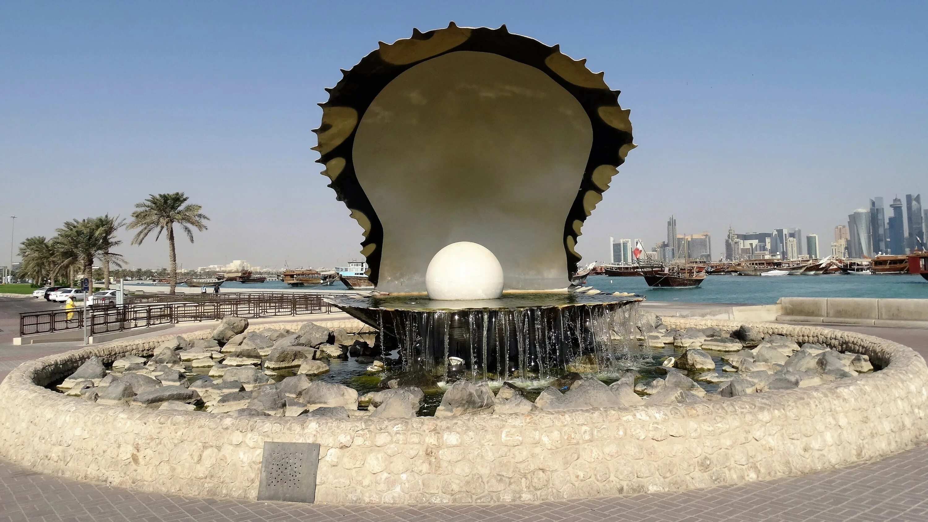 Жемчужный город страна. Жемчужина Катара в Дохе. Катар Доха фонтан Жемчужина. Жемчужина-Катар, Доха, Катар. Доха Корниш Катар.