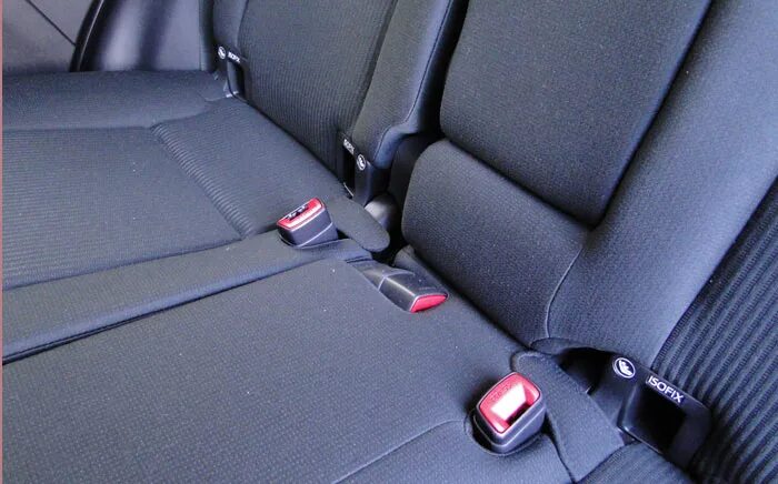 Isofix на заднем сидении. Изофикс тойота аурис. toyota ist isofix. toyota rav4 isofix. toyota camry 2011 isofix.