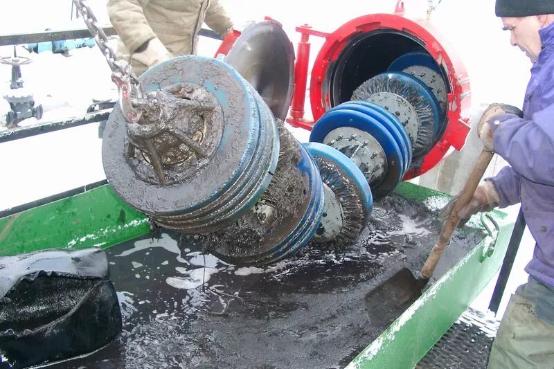 поршень в трубе. скребок калибр для внутритрубной диагностики. поршень в трубе. скребок для очистки трубопроводов нефти. дефектоскоп газопровода ду1000.