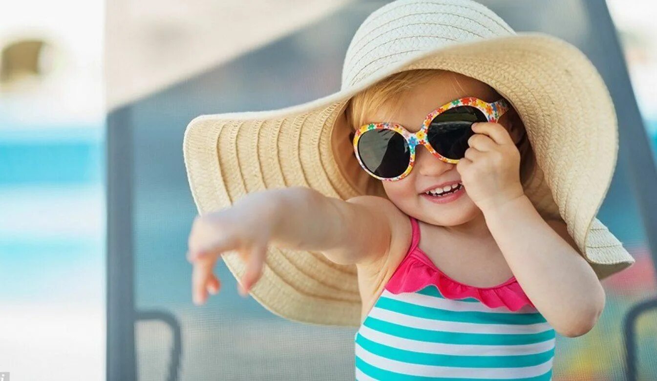 Ребенку перед поездкой на море. Дети в солнцезащитных очках. Дети на море. Ребенок в солнцезащитных очках на пляже. Малыш в солнечных очках.