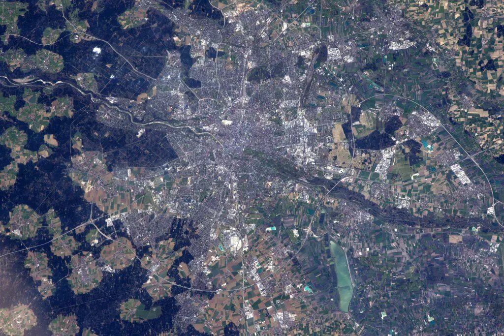 Вид оренбурга со спутника в реальном времени. Космический снимок города Ситка. Город в космосе. Города вид из космоса. Снимки со спутника.