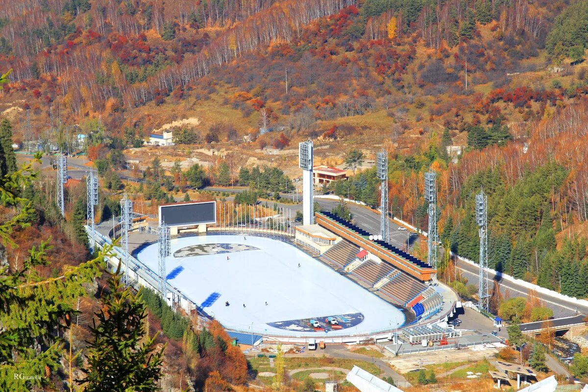 Горы медео в алматы. Медеу алматы. Медео алматы горнолыжный курорт. Медеу алматы. Гора медео казахстан.