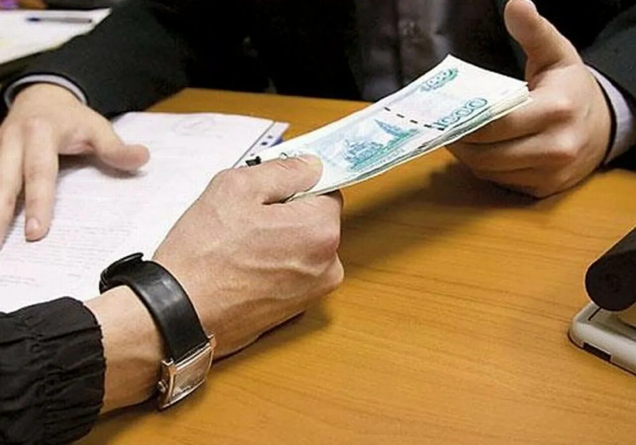 Подкуп лиц в организации