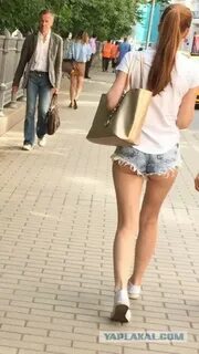 Ходит с вибратором по улице