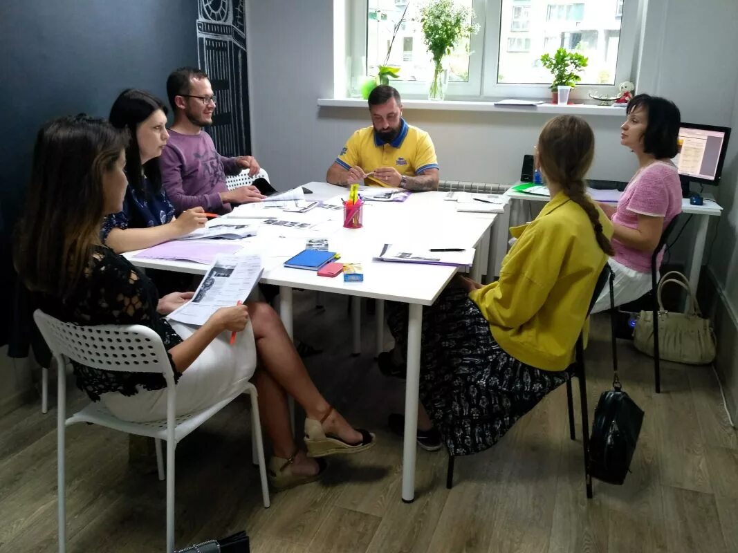 франшиза музыкальной школы. языковая школа. компьютерный класс с людьми. курсы шитья. занятия в языковой школе.