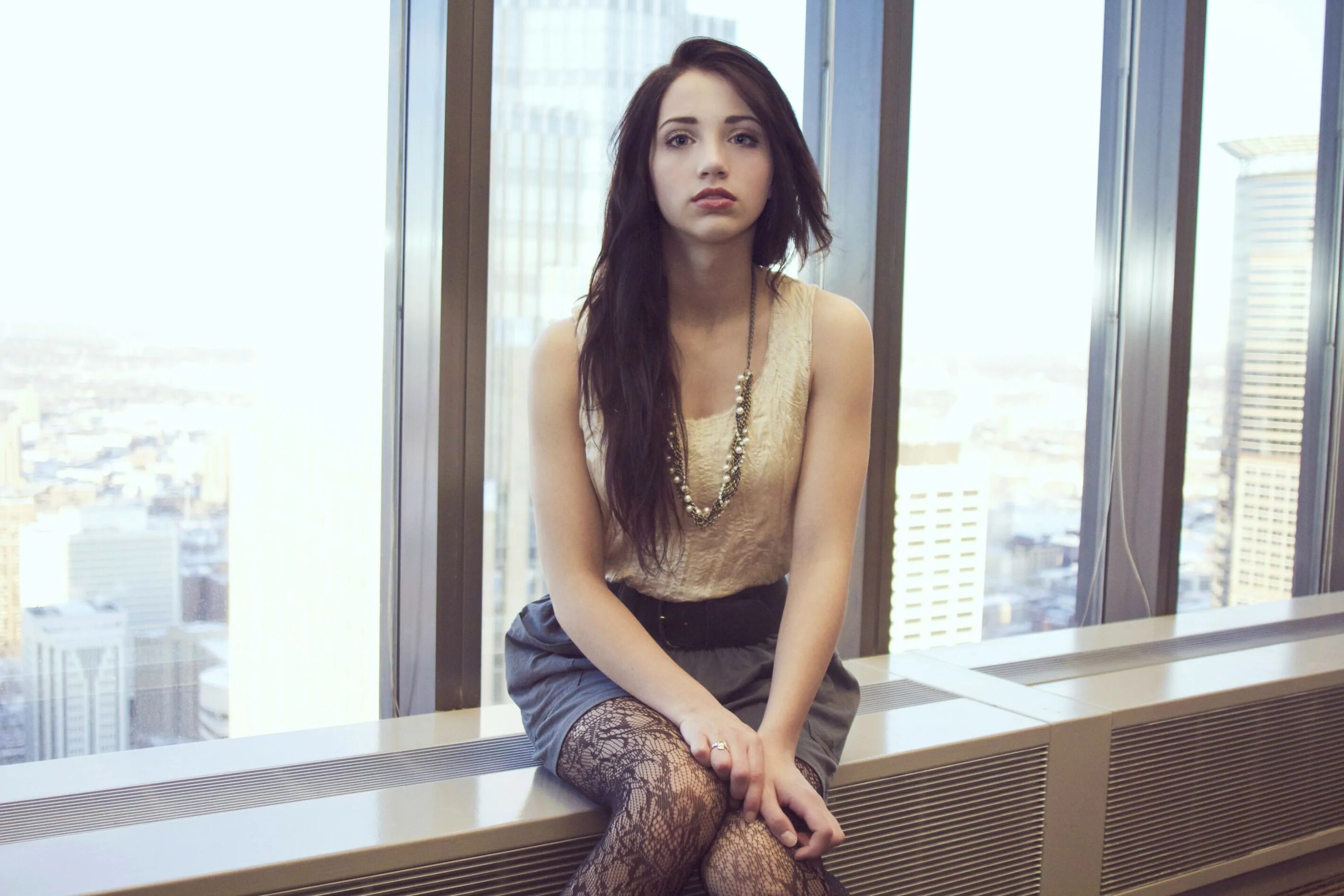 Emily way. Emily rudd брюнетка.