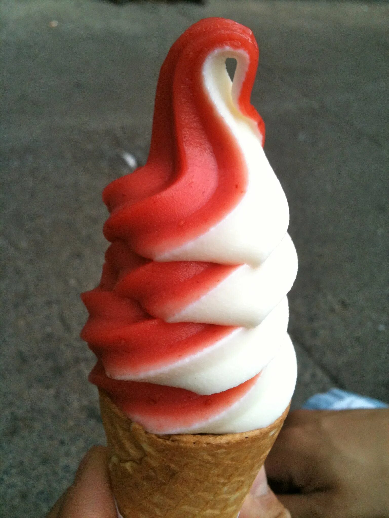 Мороженое в красном и белом. Мягкое мороженое в рожке. Двухцветное мороженое. Красное мороженое. Мягкое мороженое двухцветное.