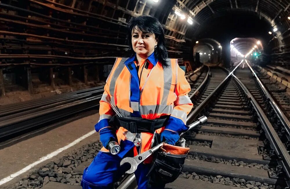 Реклама работы в метро. Вакансии в метрополитене для женщин сутки трое. У дежурного у эскалатора в московском метро. Женщина машинист метро корниенко. Пассажирский поезд метро.