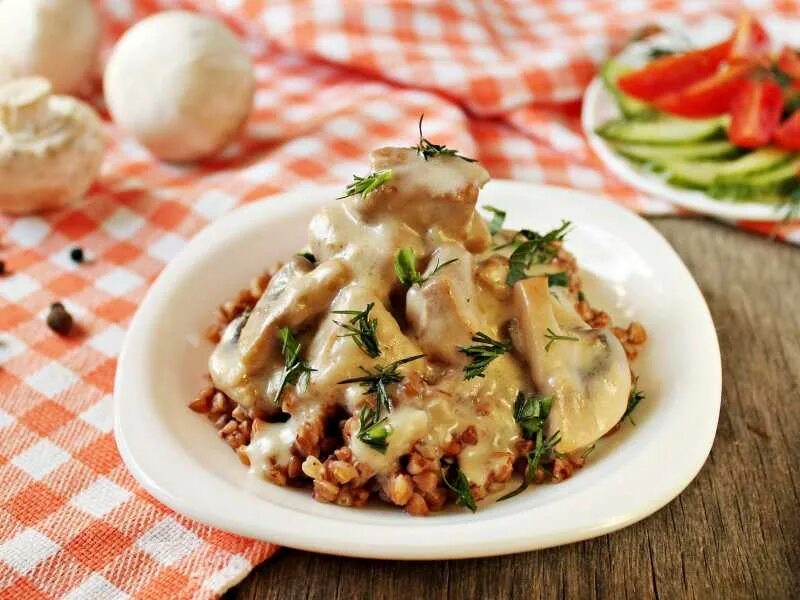 Гуляш из свинины в сметанном соусе. Мясо с грибами со сметаной. Свинина с шампиньонами. Бефстроганов из свинины с грибами. Говядина по строгановски с грибами.