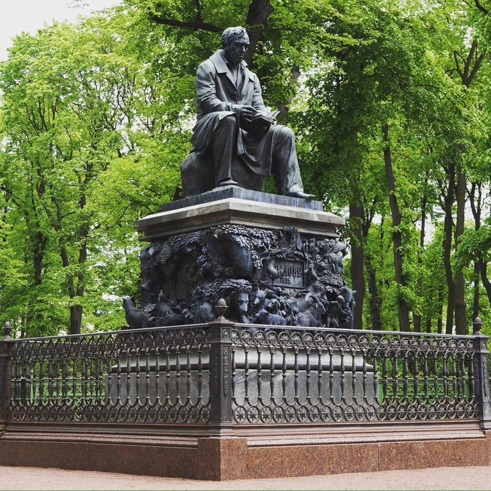 Памятники созданные в 6 веке. Памятник Крылову в летнем саду Санкт-Петербурга. Клодт памятник Крылову.