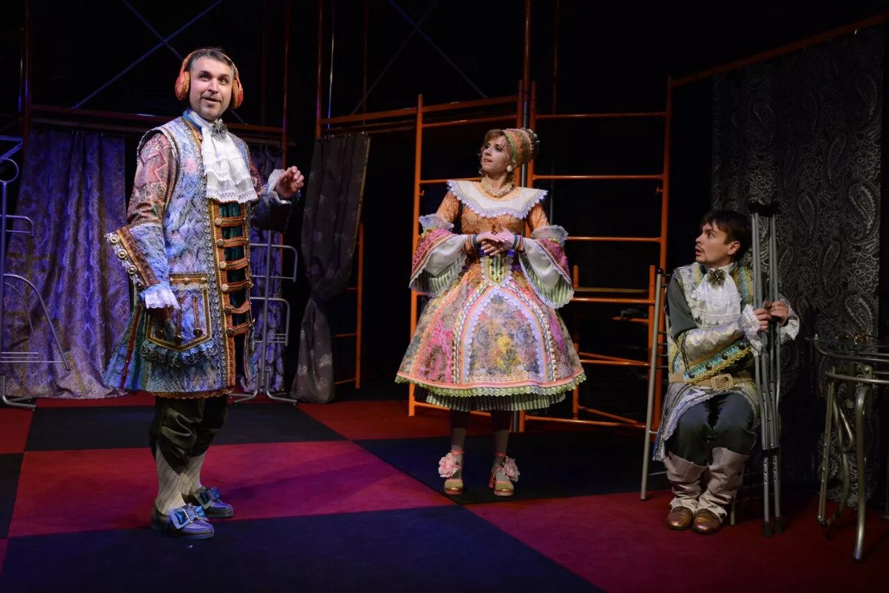 артхаус театр. сайт молодежный театр волгоград. волгоградский молодежный театр вид изнутри. аллея героев волгоград молодежный театр. молодежный театр волгоград фото.