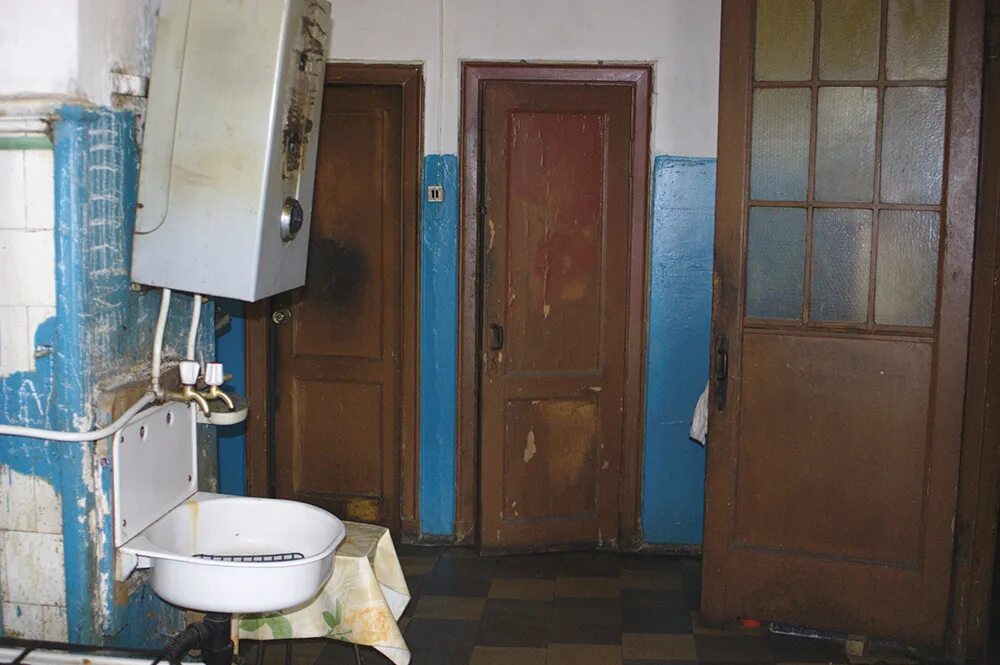 Коммуналка телефон. Советский туалет в квартире. Советская Коммунальная квартира. Туалет в коммунальной квартире. Старая дверь в коммуналке.