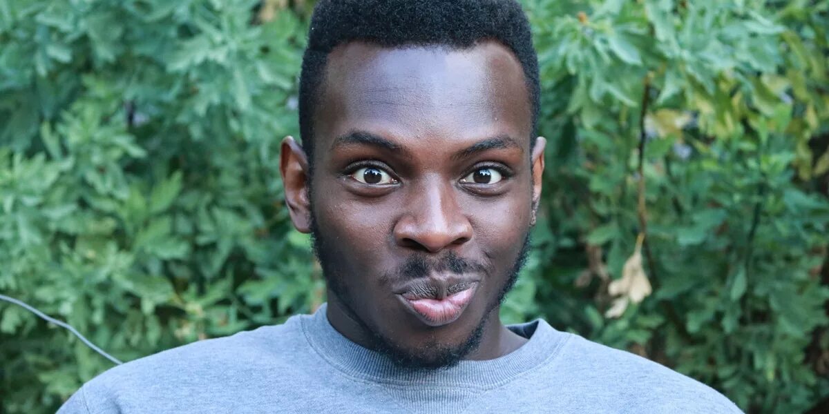 Kayode Ewumi. Негр. Ytuytu. Человек афроамериканец. Черный афроамериканец