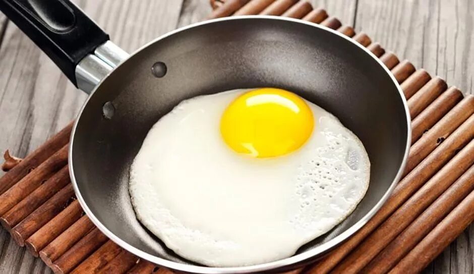 1 жареное яйцо без масла. Яичница на деревянном столе. Жареннон яйцо без жира. Яичница без масла. Глазунья калорийность.