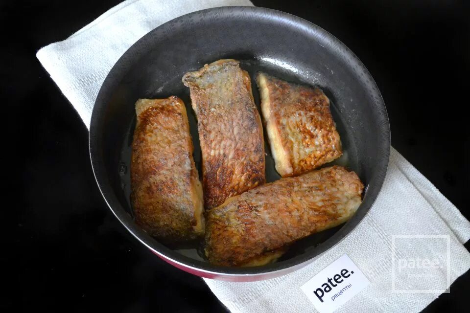 Как пожарить леща на сковороде. Лещ жареный на сковороде кусочками. жареный лещ на сковороде с хрустящей корочкой. жарить леща на сковороде в муке. икра леща жареная.