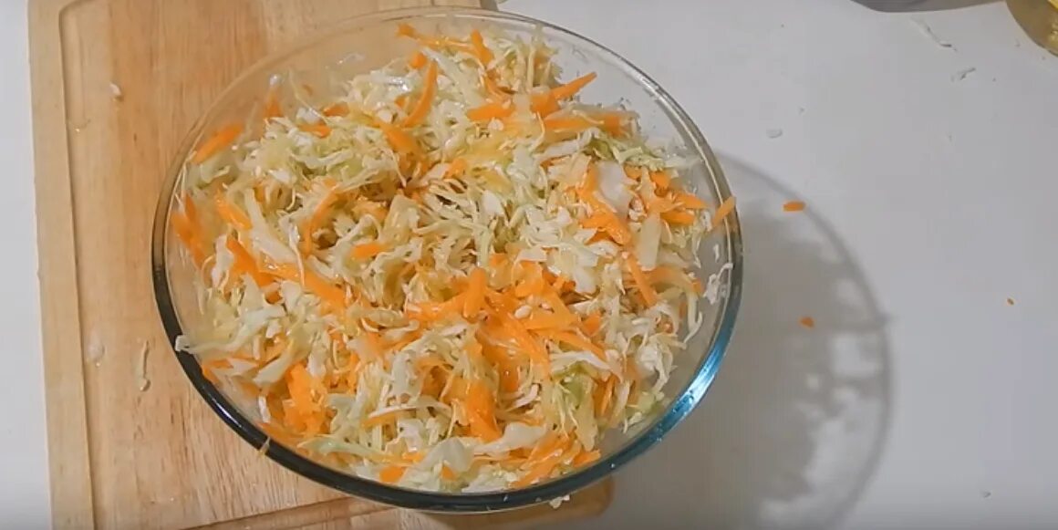 Капуста как в столовой рецепт с уксусом. Капуста с морковкой и уксусом с солью и сахаром. капуста с морковкой и уксусом. салат из капусты с морковью с уксусом. салат с капустой и морковью с уксусом.