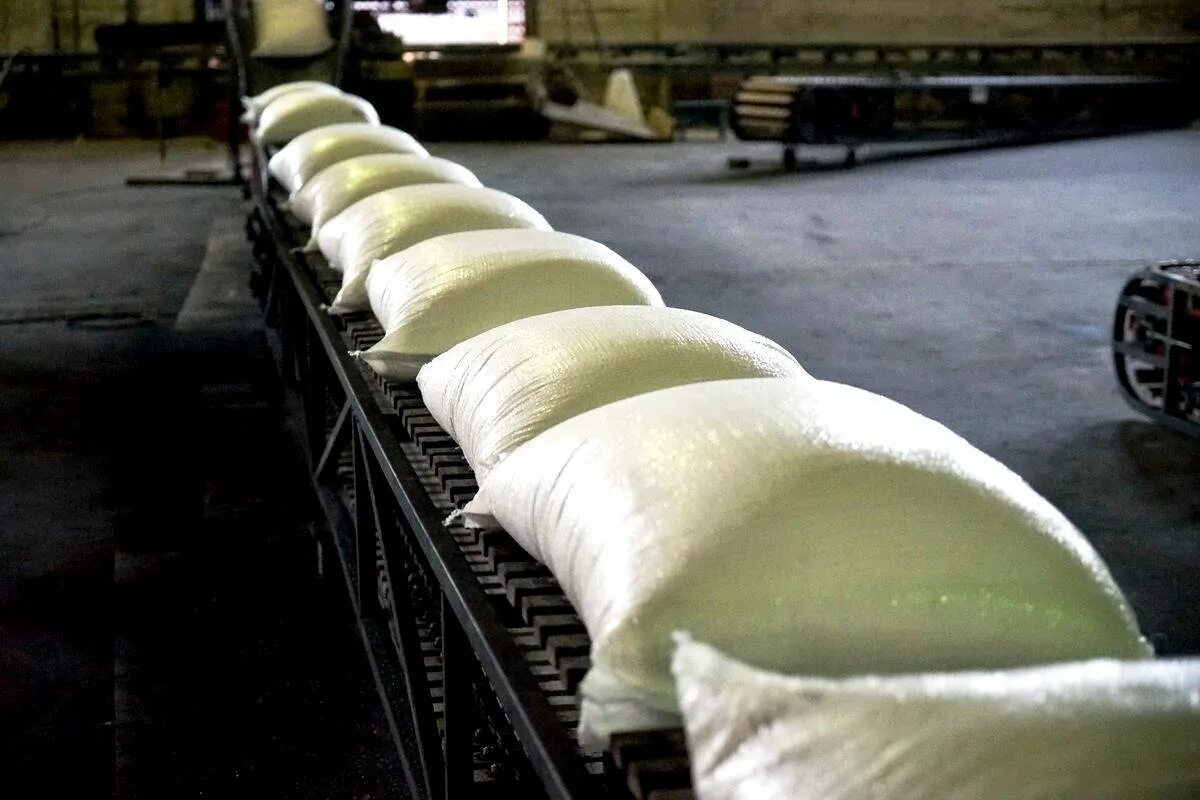 Завод сахара в россии. Завод сахара в россии. Хмельницкий сахарный завод. Коксуский сахарный завод. Буинский сахарный завод буинский сахар.