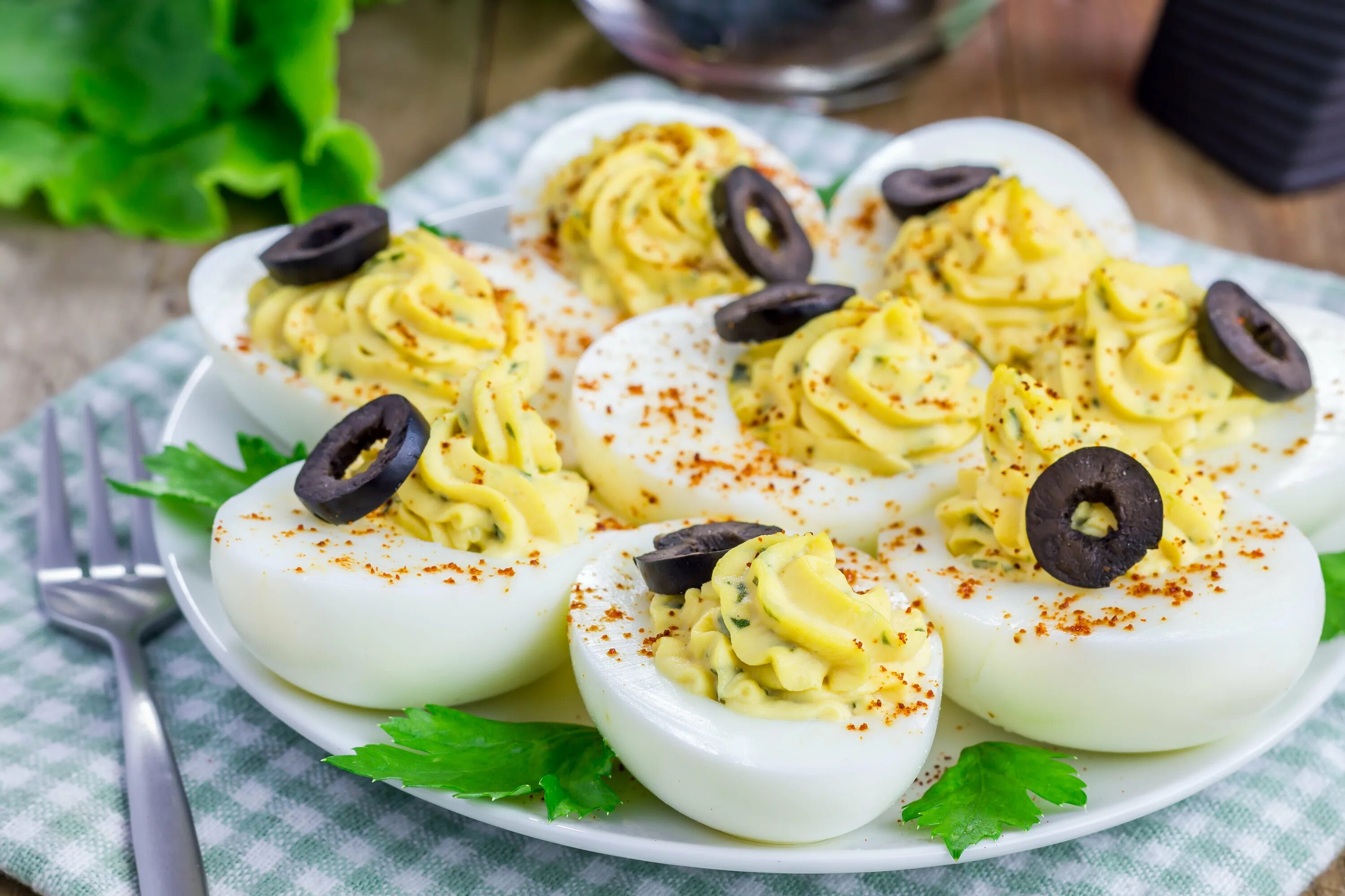 Закуски из яиц на праздничный стол. Закуски на стол. Закуски из яиц и сыра. Яйца фаршированные печенью трески. Холодная закуска яйца фаршированные.
