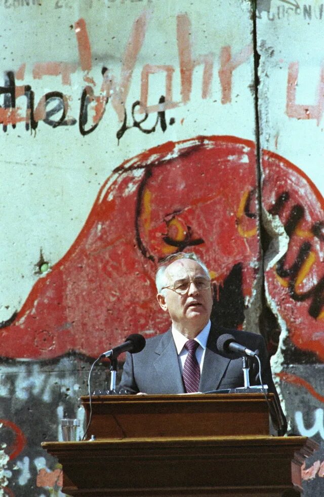 Роль горбачева в гдр кто играет. Падение Берлинской стены Горбачев. Берлинская стена 1989 Горбачев. Горбачев Рейган Берлинская стена.