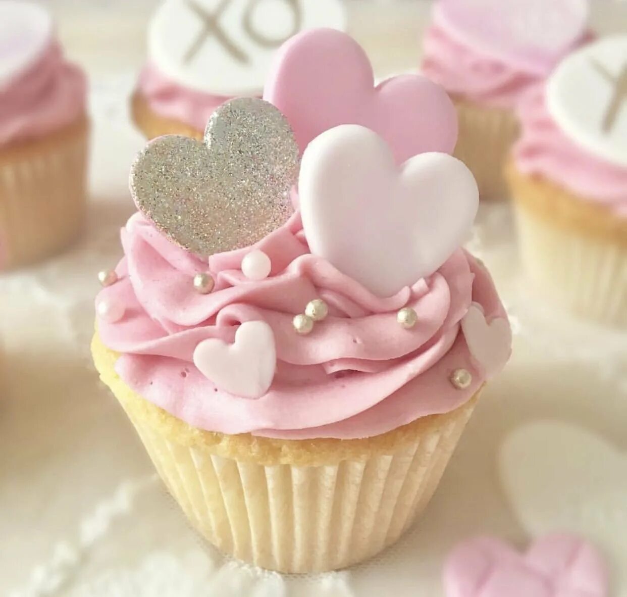 Нежные капкейки. Красивые пирожные. Нежные капкейки. Нежные капкейки. Ванильные капкейки.