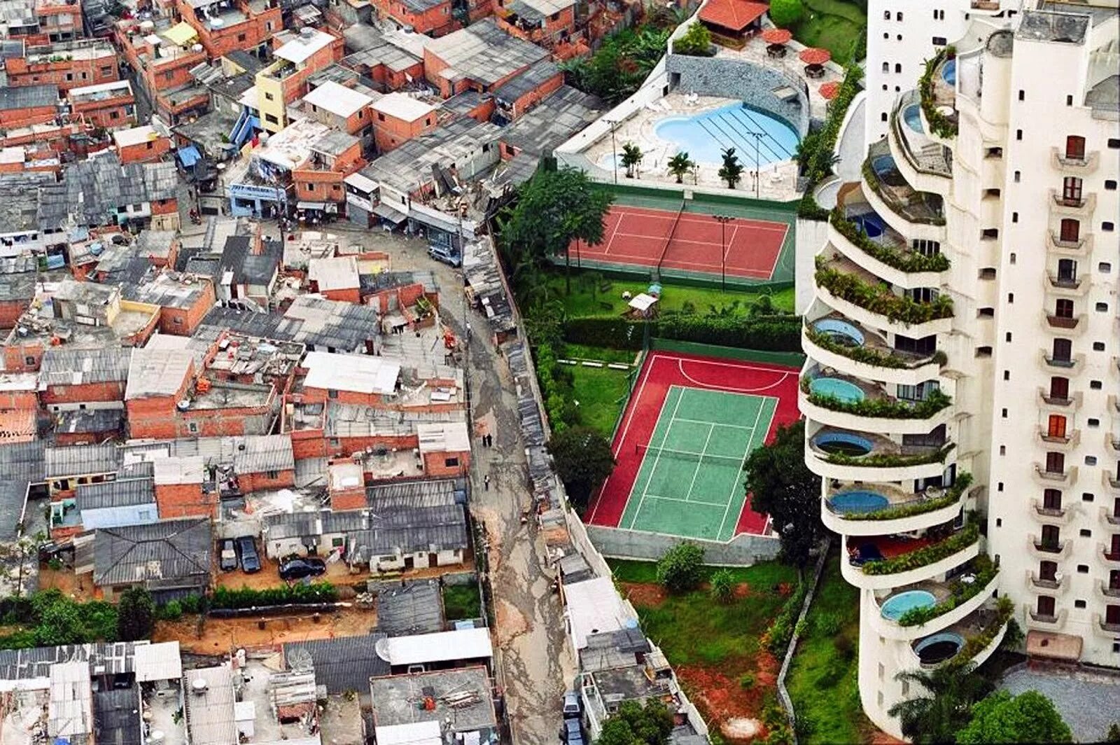 Где живет бразилия. Фавелы Рио де Жанейро. Бразилия фавелы и богатые районы. Сан Паулу фавелы. Фавела Параизополис в Бразилии.