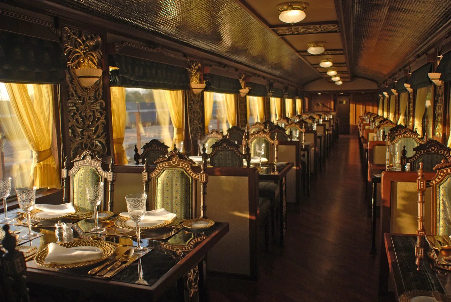 Поезд Махараджа экспресс индийский. Поезд Махараджи в Индии. Экспресс махараджей самый роскошный поезд. Вагон-ресторан Восточный экспресс 19 века.