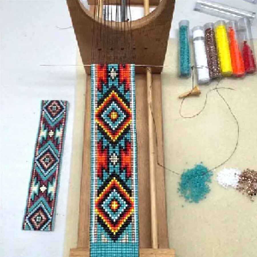 Тканые браслеты из бисера. Браслет ручное ткачество. Бисероплетение ткачество. Бисероплетение ткачество. Браслет из бисера на станке.