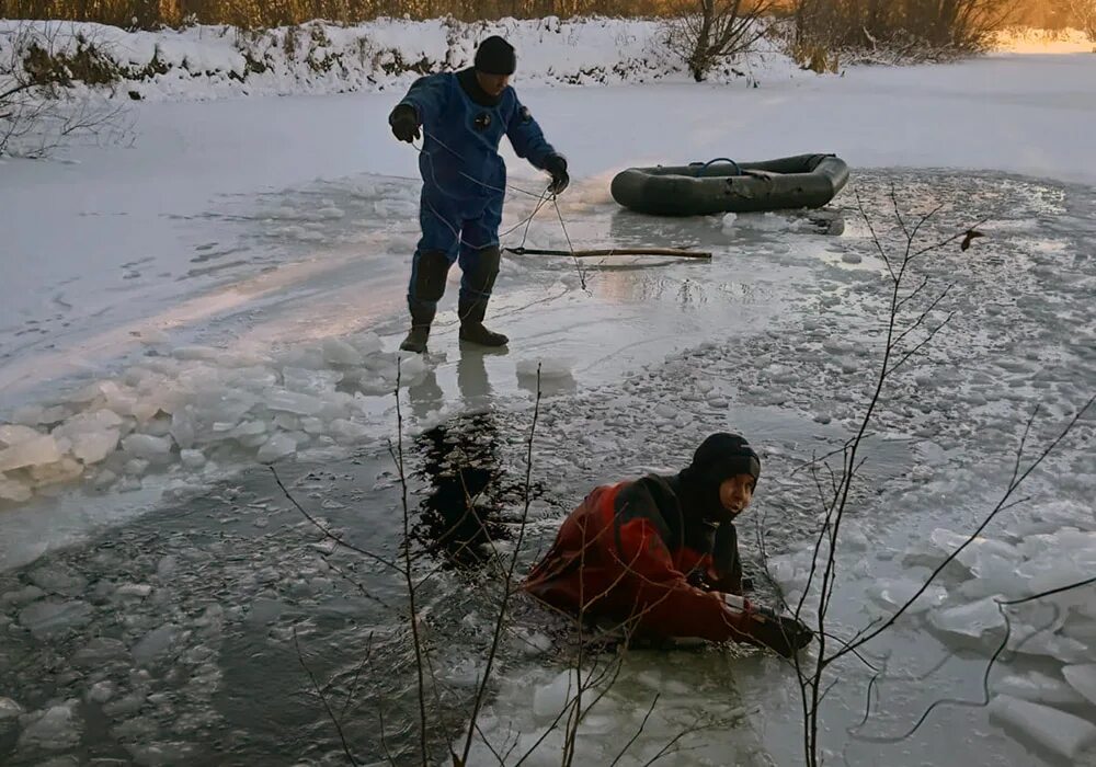 Утонули в чебоксарах. Рыбак провалился под лед. Зимняя рыбалка.