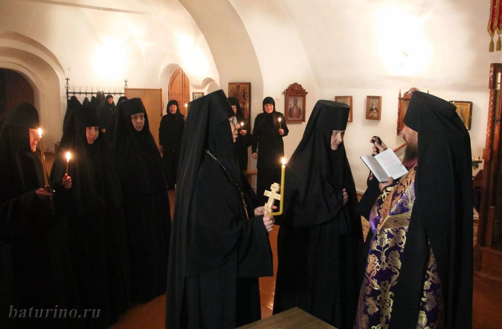 женщины в монастыре. среднеуральский женский монастырь послушницы. монашеский постриг монахини. в мужской монастырь можно женщинам. постриг в монашество.