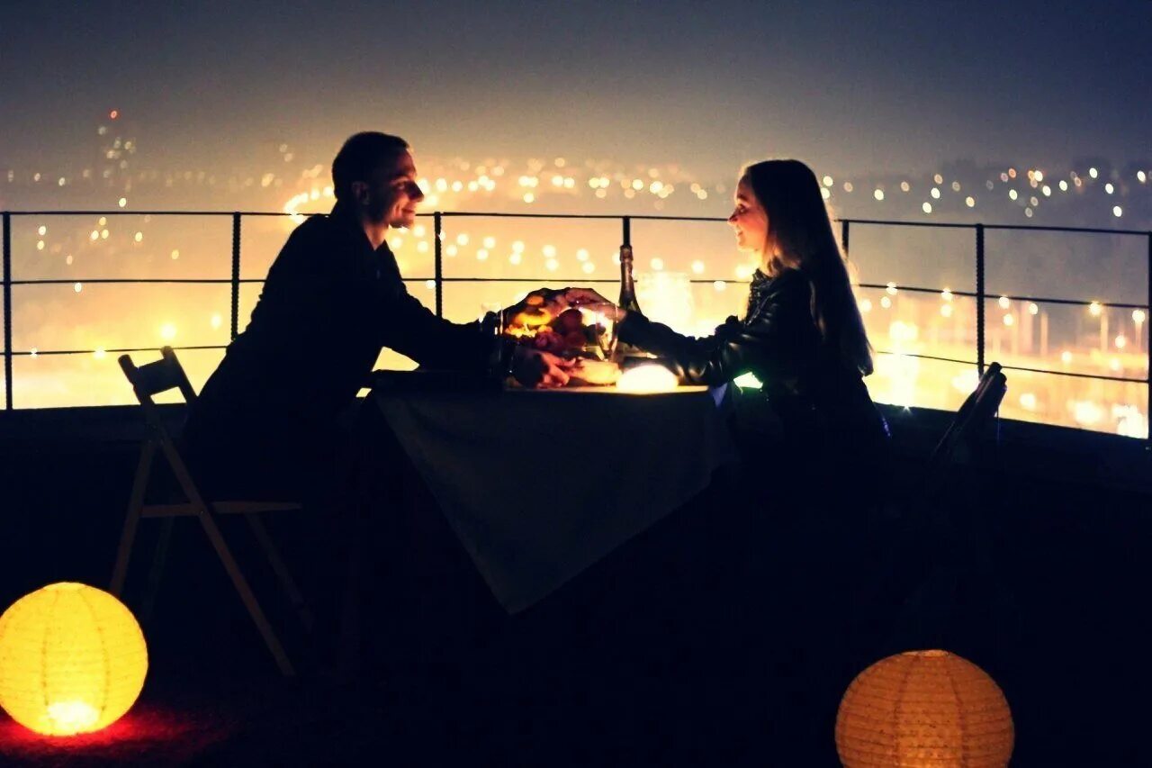 Семейный пара ночью. Романтический вечер. Ужин на крыше. Романтический вечер на крыше. Романтический вечер для двоих.