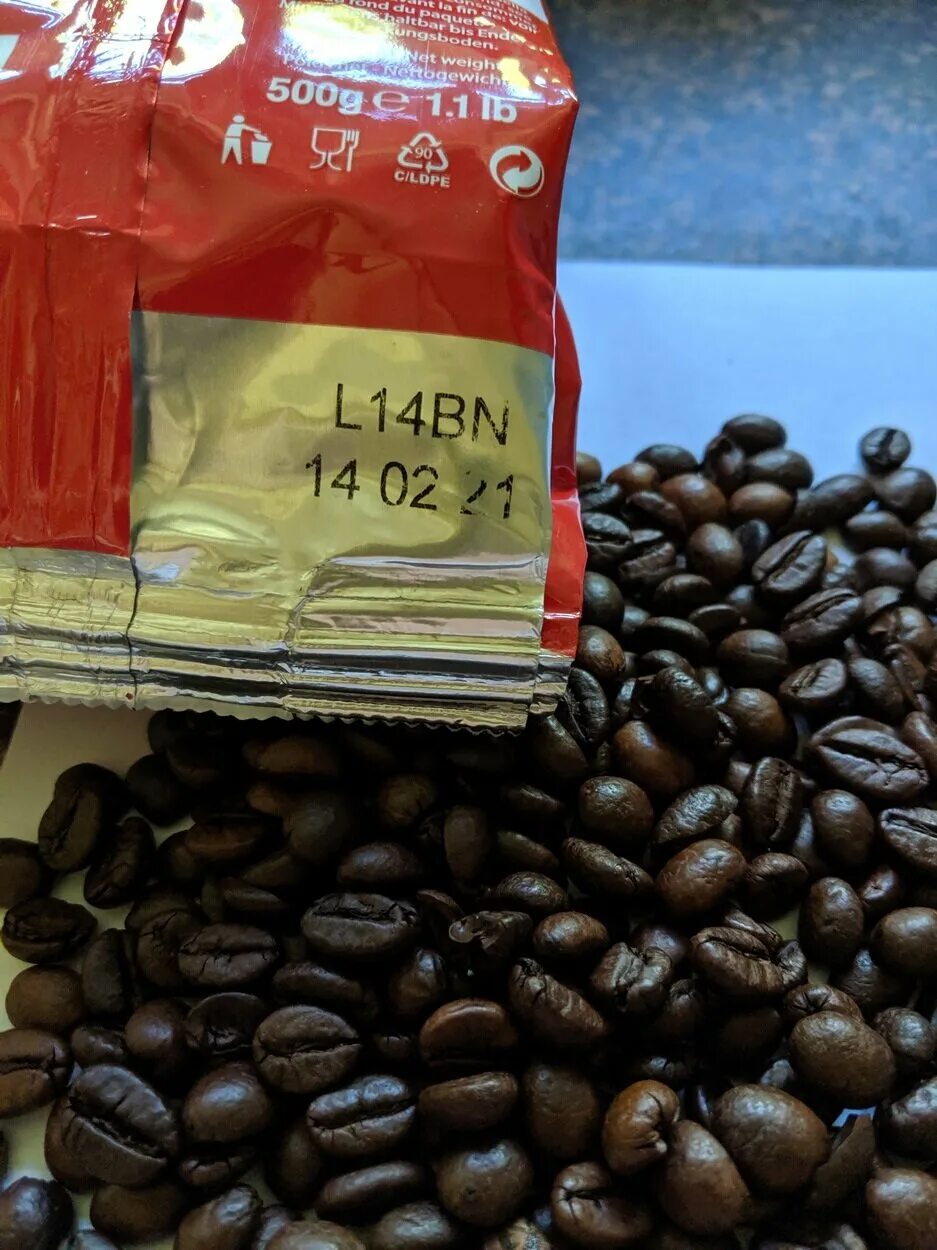 Лучший кофе робуста. Кофе в зернах арабика и робуста. Робуста (coffea canephora). Смесь кофе арабика и робуста. Кофе в зернах бразилия сантос.