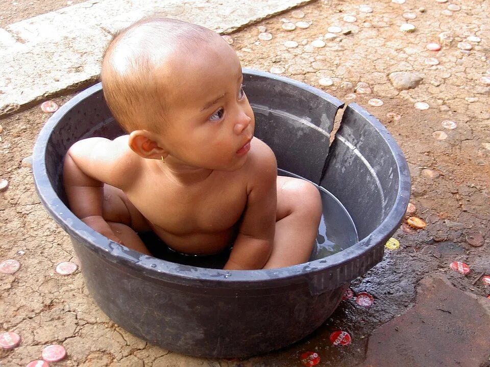 Ванночка 6 букв. Китайские дети моются. Индонезийские детишки. Китайские ванночки для малышей.