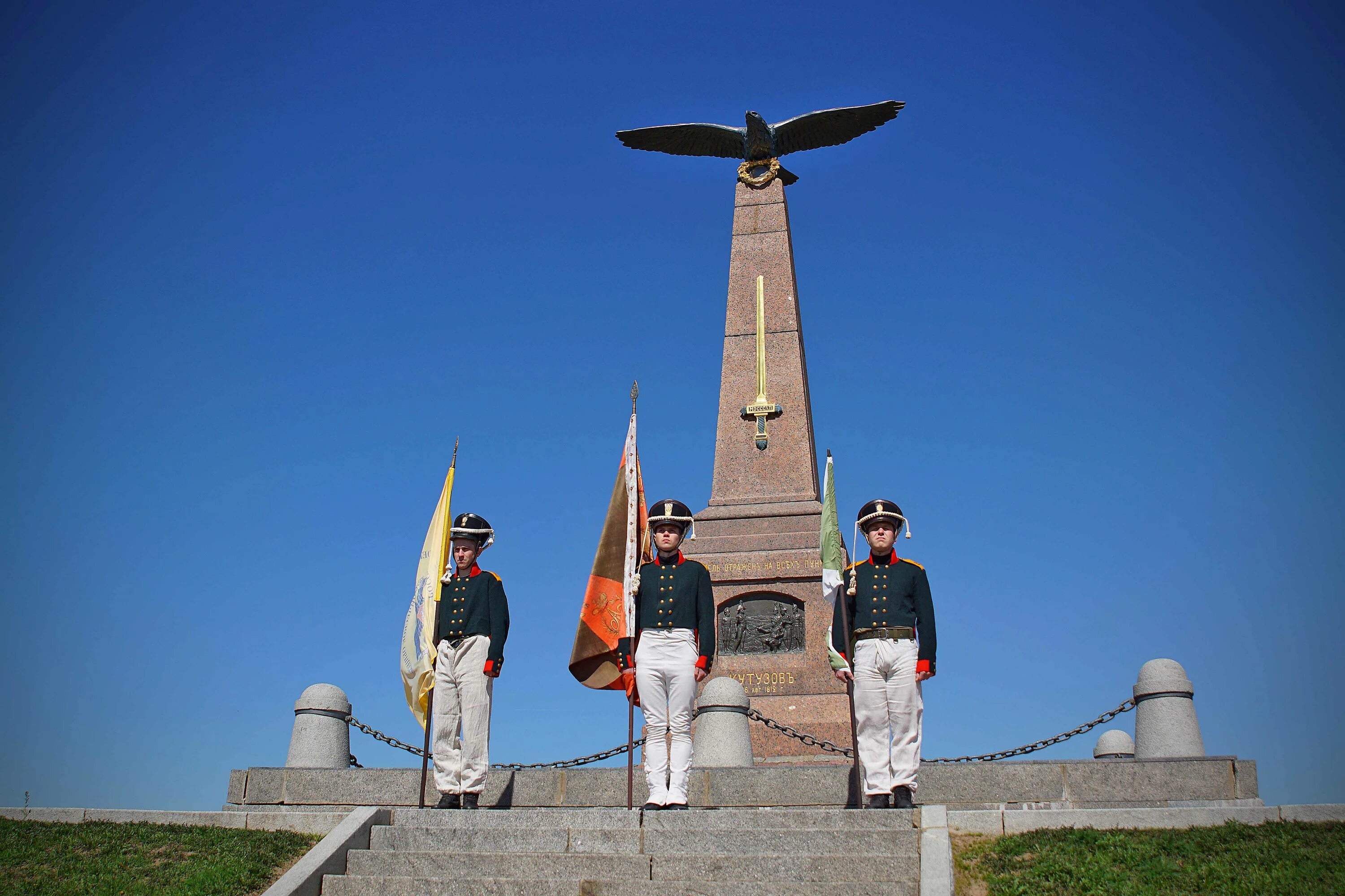 Памятники на полях сражений. Памятник на Бородинском поле. Памятник Бородино 1812. Обелиск Бородинского сражения. Памятник Бородинскому сражению 1812.