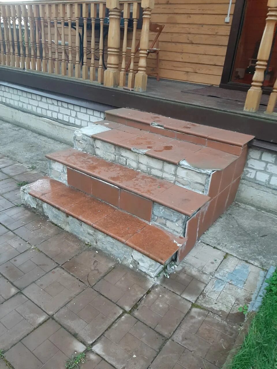 Кладка плитки на холодном крыльце. Смеси для укладки керамогранитных плиток на крыльце дома. Отвалилась плитка на крыльце. Какой плиткой можно обложить крыльцо на улице. Плитка на ступени крыльца отвалилась.