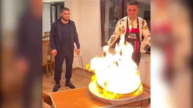 Бурак повар из турции что случилось. Знаменитый турецкий повар бурак оздемир. повар хабиба. хабиб и турецкий повар. хабиб и повар в турции.