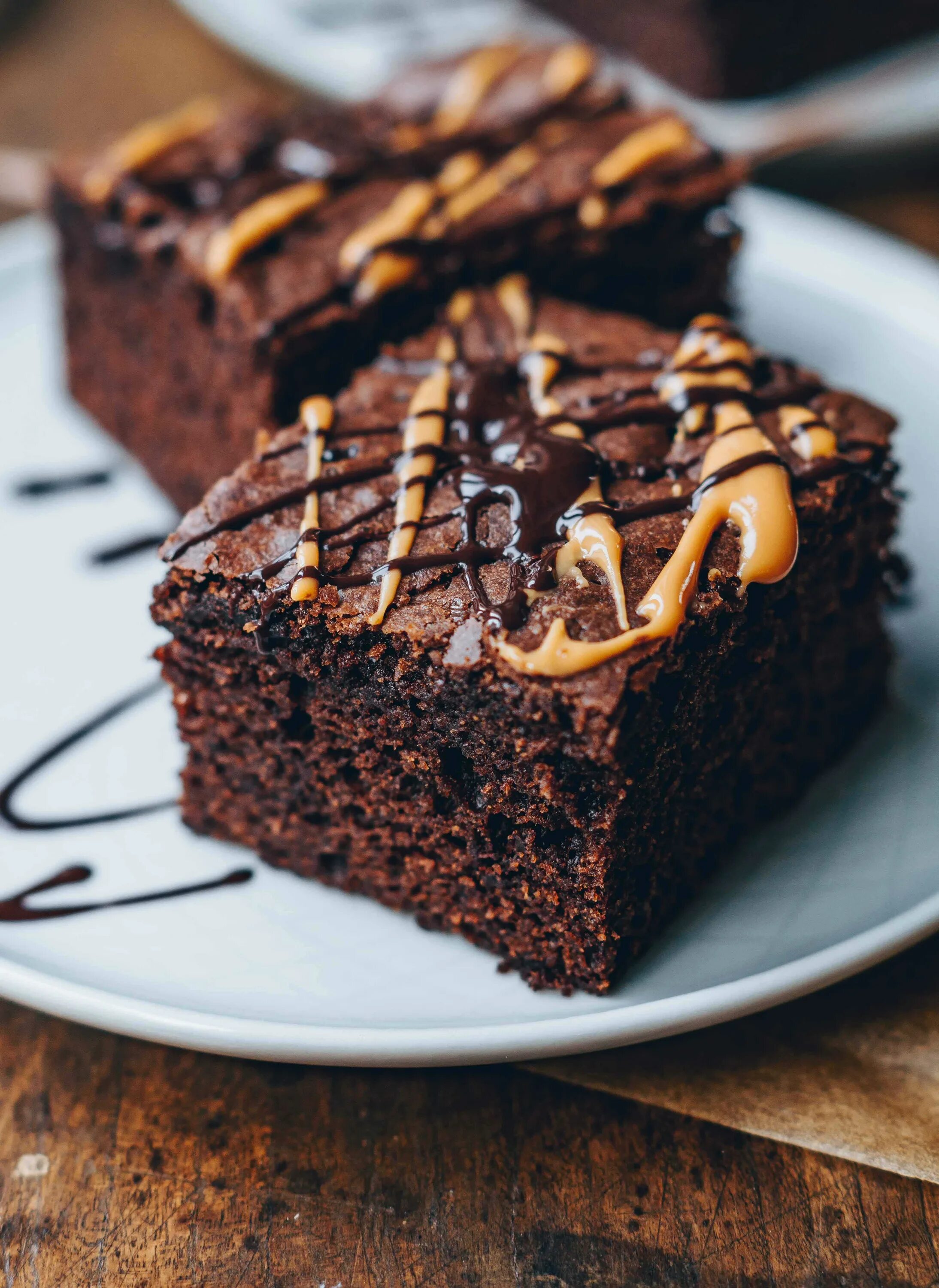 Простой рецепт брауни. Шоколадный Брауни. Пирог Брауни шоколадный. Шоколадные пирожные Брауни. Брауни с коржом.